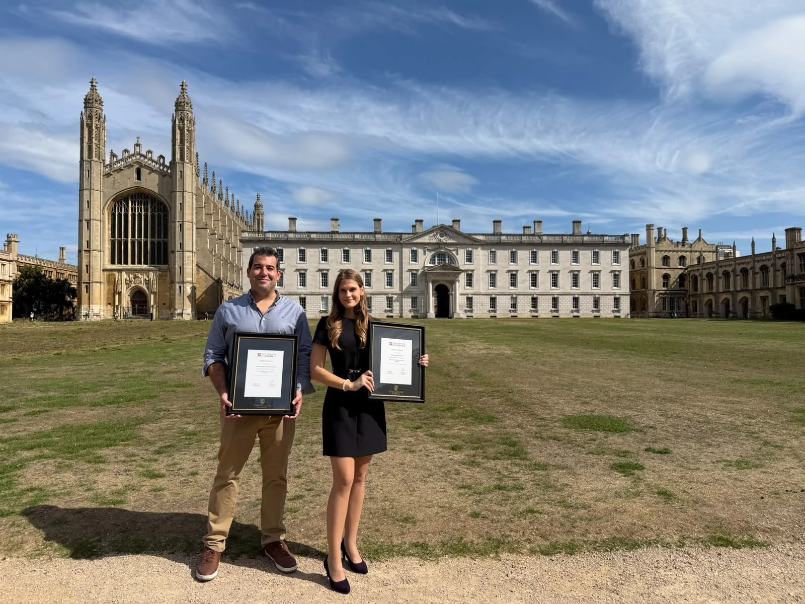 Carlos Cuadrado y Polina Poloziuk con sus diplomas en Cambridge